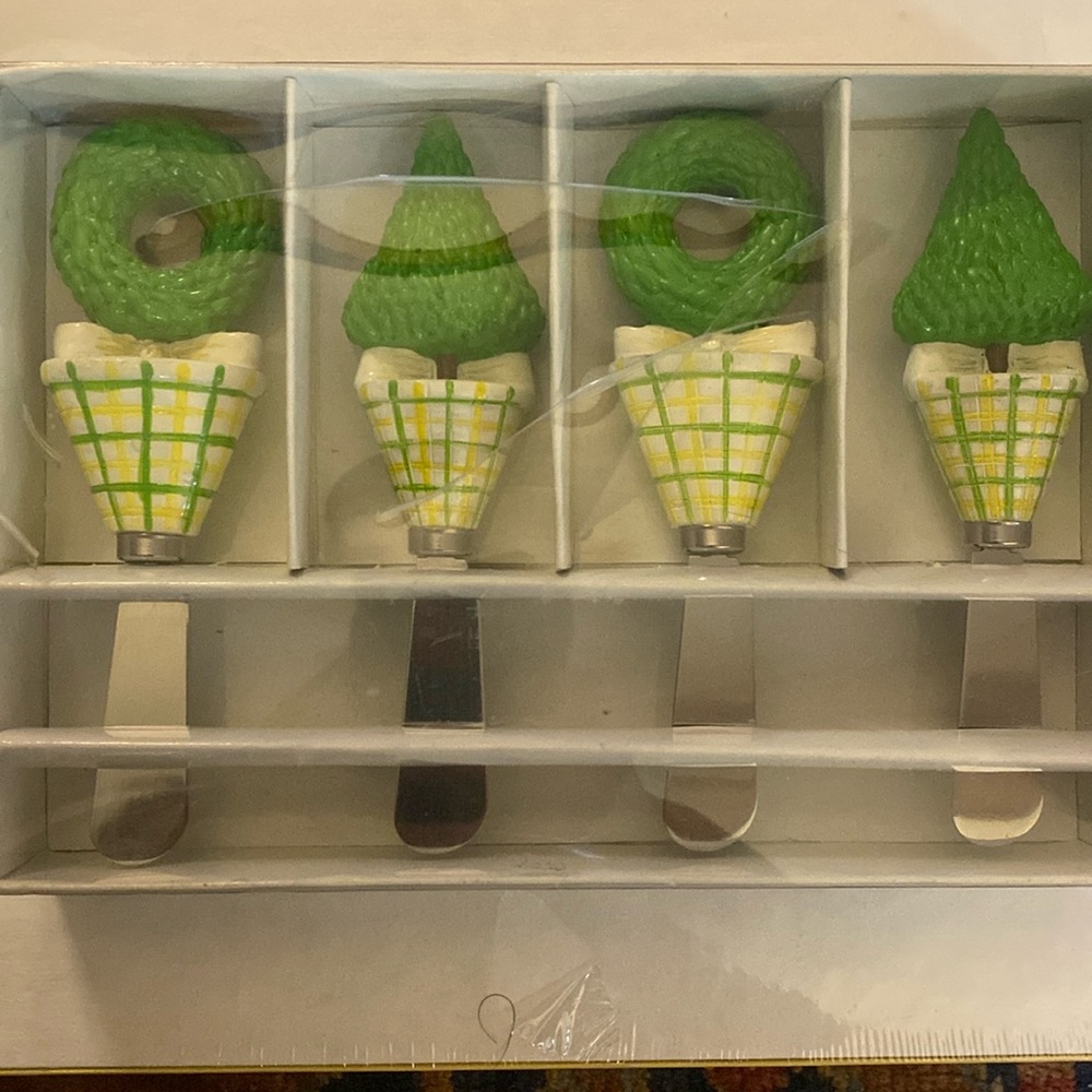 Topiary resin spreaders:  Main Street Collection